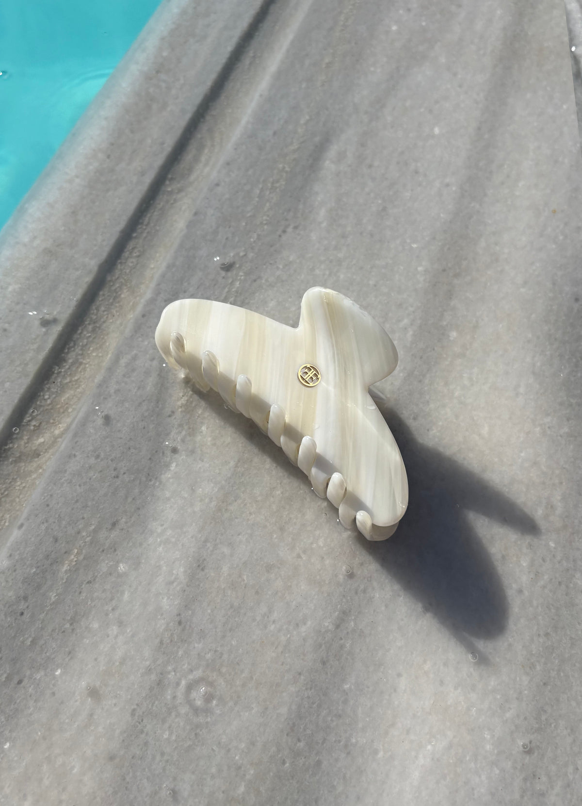 Iris claw clip