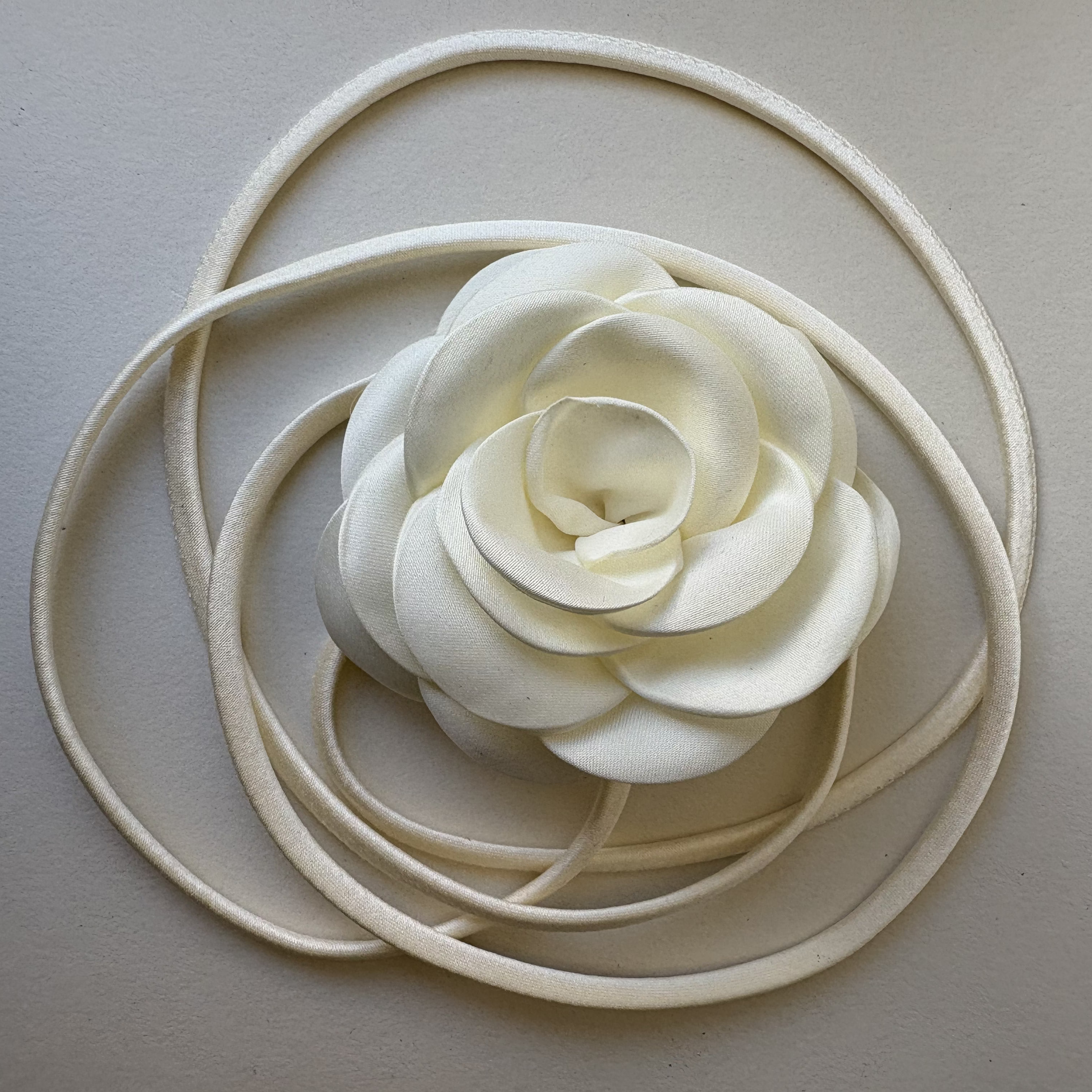 Handmade flower by our professional designer, alligator clip at the back, available in 7 colors.